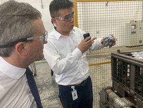 Bei seiner China-Reise besuchte Oberbürgermeister Thomas Geisel (links) auch Kolbenhersteller und Rheinmetall-Tochter Kolbenschmidt. Foto: Stadt Düsseldorf