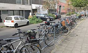 Mehr und mehr Fahrradabstellmöglichkeiten werden geschaffen - hier an der Cantadorstraße. Foto: Melanie Zanin