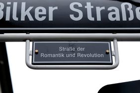 Die Bilker Straße wird zur "Straße der Romantik und Revolution" und trägt diesen Namen nun auch als zusätzlichen Straßenschildhinweis.