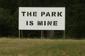 Blick in den Internationalen Skulpturenpark: Hier Julia Bünnagels Werk "The Park is Mine"; Foto:David Young