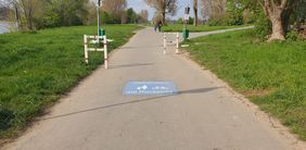 Mit neuen Piktogrammen wirbt die Landeshauptstadt ab sofort für ein rücksichtsvolles Miteinander auf gemeinsamen Geh- und Radwegen. Piktogramm: Amt für Verkehrsmanagement