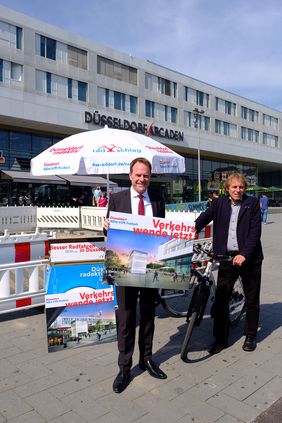 Vor den Düsseldorf Arcaden: Oberbürgermeister Dr. Stephan Keller und Mobilitätsdezernent Jochen Kral (v.l.)