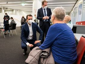 MP Wüst und OB Dr. Keller sprechen mit frisch Geimpften im Wartebereich. Foto: Staatskanzlei NRW
