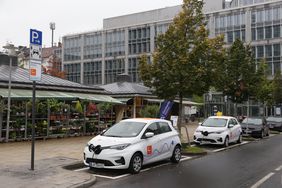 Die Mobilitätsstation am Kirchplatz besteht aus unterschiedlichen Komponenten: hier die für das Carsharing. Foto: Ingo Lammert