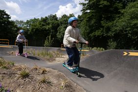 Nun kann die neu gebaute Pumptrackanlage in der Freizeitanlage Heerdt genutzt werden - Kinder aus der benachbarten Jugendfreizeiteinrichtung nutzten die Gelegenheit und testeten den Parcours gleich nach der offiziellen Erföffnung.