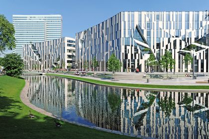 Le centre commercial "Kö-Bogen". Construction du nouveau centre urbain de Düsseldorf, commencée en 2009 sur le site hitorique, près de l'étang de Landskrone.