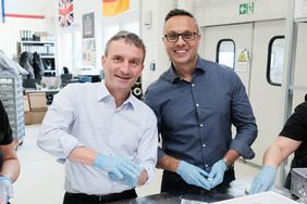 Oberbürgermeister Thomas Geisel und Jason Muller, Global Manufactoring Director LUSH, in der Düsseldorfer Manufaktur