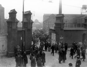 Um 1910: Schiess AG. Die Belegschaft des Werkes an der Kölner Straße beim Verlassen des Betriebs