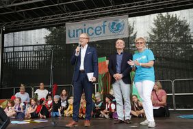 Landtagspräsident André Kuper, Oberbürgermeister Thomas Geisel (Mitte) und Brigitte Herzmann von UNICEF Düsseldorf bei der Eröffnung des Festes 