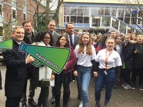 OB Geisel, Schuldezernent Burkhard Hintzsche und Prominente aus der Kunst- und Bloggerszenebesuchten die Schülerinnen und Schüler der Werner-von-Siemens-Realschule am bundesweiten Safer Internet Day. Foto: Herden