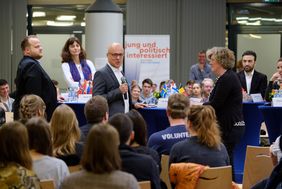 Haben sich den Fragen der Schülerschaft gestellt (v.l.): Sven Tritschler (AfD), Alexandra Geese (Bündnis 90/Die Grünen), Dr. Mathias Höschel (CDU), Petra Kammerevert (SPD), Murat Yilmaz (Die Linke) und Clarisse Höhle (FDP). Foto: Uwe Schaffmeister