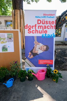 Die Landeshauptstadt in Kooperation mit der Bürgerstiftung Düsseldorf setzen ein Zeichen für Nachhaltigkeit und Umweltbewusstsein. In den nächsten Monaten werden an mehr als einem Dutzend Düsseldorfer Schulen Schulhöfe entsiegelt und in blühende Wiesen verwandelt.