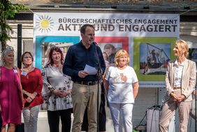 Oberbürgermeister Dr. Stephan Keller (Mitte) eröffnete das Fest für die Ehrenamtler des Programmes "Aktiv und Engagiert" unter dem Dach des Jugendamtes auf dem Außengelände des Bürgerhauses Benrath und dankte allen Beteiligten für ihr Engagement. Foto: Uwe Schaffmeister