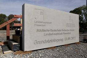 Die Baukosten betragen rund 50 Millionen Euro, die Aufnahme des Schulbetriebs ist zum Schuljahr 2024/25 geplant. Umgesetzt wird das Bauvorhaben von den Industrieterrains Düsseldorf-Reisholz AG (IDR AG). Foto: Lammert