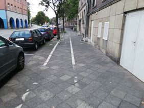 Der gemeinsame Geh- und Radweg bietet weder für den Rad- noch Fußverkehr ausreichend Platz. Zukünftig wird der Radverkehr auf einem Radfahrstreifen geführt, der jeweils auf dem vorhandenen rechten Fahrstreifen markiert wird. Foto: Amt für Verkehrsmanagement