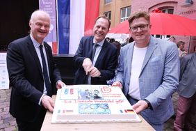 Der französische Generalkonsul Dr. Etienne Sur, Oberbürgermeister Dr. Stephan Keller und Thomas Kötter, Geschäftsführer Destination Düsseldorf, beim Anschneiden der Torte