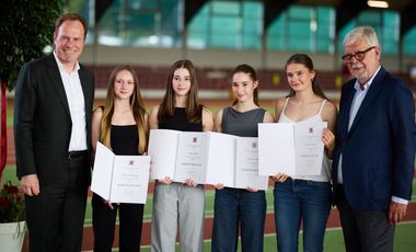 OB Dr. Stephan Keller hat mit Stadtsportbundpräsident Peter Schwabe auch die Deutschen U16-Meisterinnen des ART mit der 4x100-m-Sprintstaffel geehrt; Foto: Landeshauptstadt Düsseldorf/Lasse Rotthoff