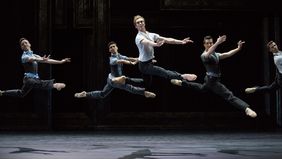 Martin Schläpfer: Schwanensee – Rubén Cabaleiro Campo, Daniel Vizcayo (Siegfrieds Freunde), Marcos Menha (Siegfried), Alexandre Simões (Benno), Brice Asnar (Siegfrieds Freund); Foto: Gert Weigelt 