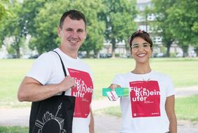 Promotionsteam mit bedruckten T-Shirts