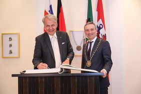 OB Thomas Geisel (rechts) mit dem Botschafter der Slowakischen Republik, Dr. Peter Lizák; Foto: Zanin