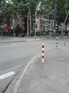 Zur Erhöhung der Verkehrssicherheit wird zurzeit die Fußgängerquerung über die Lindemannstraße in Höhe der Schumannstraße umgebaut. Foto: Landeshauptstadt Düsseldorf/Amt für Verkehrsmanagement.