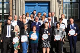Vertretern von 14 Düsseldorfer Krankenhäusern, die sich für Infektionsprävention einsetzen, hat Gesundheitsdezernent Prof. Dr. Andreas Meyer-Falcke nach entsprechender Zertifizierung "MRE-Qualitäts- und Transparenzsiegel" verliehen. Foto: Ingo Lammer