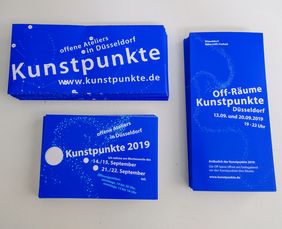Wie in jedem Jahr geben Flyer und Plakate – dieses Mal in dunkelblau und himmelblau – einen Überblick über die Atelierstandorte, die sich wie ein Sternenhimmel über das Stadtgebiet ergießen; Foto: Michael Gstettenbauer