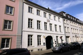 Von 1852 bis 1855 war das Haus Bilkerstraße 15 in Düsseldorf Wohnsitz des Musikerehepaars Robert und Clara Schumann und ihrer Kinder. Es ist das einzige in seiner historischen Bausubstanz erhaltene Wohnhaus der Familie; Foto: Michael Gstettenbauer