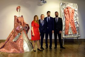 Eröffneten die Ausstellung (v.l.): Die griechische Generalkonsulin Maria Papakonstantinou, Oberbürgermeister Thomas Geisel, Kostümdesigner Nikos Floros und Kurator Aristotelis Karantis. Foto: Uwe Schaffmeister