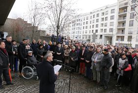 Stadt und Zivilgesellschaft erinnerten am Mahnmal Derendorf an die Opfer des Holocaust. Unter anderem mit dabei OB Thomas Geisel, der Worte des Gedenkens sprach; Foto: Lammert