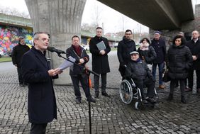 75. Jahrestag der Auschwitz-Befreiung: OB Thomas Geisel sprach am Mahnmal Derendorf Worte des Gedenkens. Mit dabei war auch der Auschwitz-Überlebende Gary Wolff, der mit seinen Enkelkindern aus den USA angereist war; Foto: Lammert