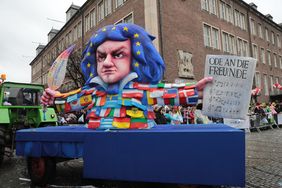 "Unser Rad schlägt um die Welt" - die Karnevalisten in der Landeshauptstadt feiern ihren Rosenmontagszug 2020; Foto: Manie Zanin