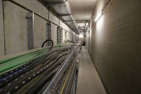 120 Kilometer Nachrichtenleitungen und 80 Kilometer Energieleitungen werden für den Betrieb des Rheinufertunnels benötigt. Foto: David Young