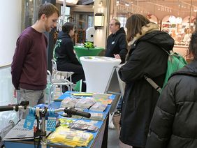 Am Stand in den Schadowarcaden warben Vertreter von Stadt, Polizei und Verkehrwacht unter dem Motto"Sicher durch die dunkle Jahreszeit". Am Freitag, 31. Oktober, 14 bis 17 Uhr setzen die Kooperationspartner die Aktion im Foyer der Zentralbibliothek im KAP1, 1. Obergeschoss, Konrad-Adenauer-Platz 1, fort. © Landeshauptstadt Düsseldorf/Wilfried Meyer