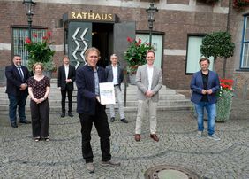 Tim Bäumker (v.l.n.r.), Birgit Muéll, Dr. Andre Schaffrin, Jochen Kral, Axel Müller, Florian Reeh und Dr. Uwe Kloppe informieren über den Auswahlprozess der Trassenverläufe und die Planung für den zweiten Bauabschnitt der U81; © Landeshauptstadt Düsseldorf/Wilfried Meyer