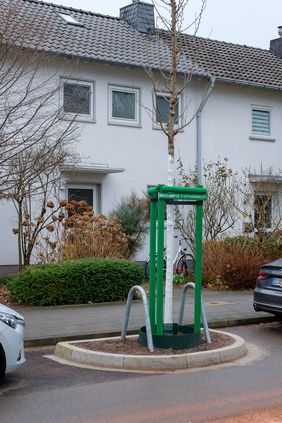 Bis Ende März werden im Rahmen des Stadtbaumkonzeptes an Straßen 146 neue Baumstandorte geschaffen, 155 bestehende Baumgruben saniert und wiederbepflanzt sowie 151 Baumgruben unter Erhalt des Baumbestandes saniert.