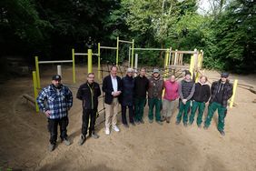 Oberbürgermeister Dr. Stephan Keller (3. v. l.) eröffnete den neu gestalteten Spielplatz an der Heiligenhauser Straße in Hassels gemeinsam mit den Auszubildenden des Gartenamtes sowie Gartenamtsplanerin Ulrike Volmer (4. v.l.) und Ausbilderin Petra Schmid (4. v.r.). Fotos: Wilfried Meyer