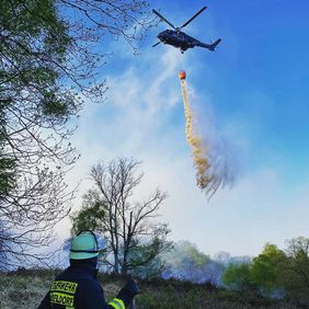 Ein Hbschrauber bei den Löscharbeiten - Foto Freiwillige Feuerwehr Kaiserswerth