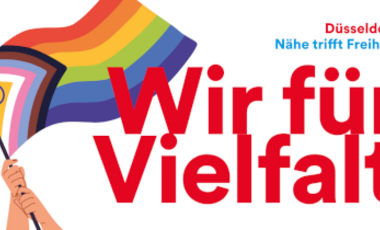 Grafik mit einer Pride Regenbogenflagge und dem Schriftzug "Wir für Vielfalt" und dem Claim "Düsseldorf Nähe trifft Freiheit"