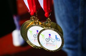 Die Medaillen, die beim Kinderradwettbewerb zur Belohnung an alle teilnehmenden Kinder überreicht werden.