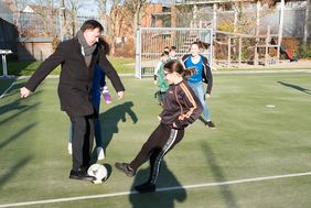 Einweihungsspiel mit Stadtdirektor und Sportdezernent Burkhard Hintzsche; Foto: Schaffmeister