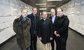 (V. l.) Ralf Brög, Nicolas Grosch, Leiter der Geschäftsstelle der Kunstkommission, Jörg Thomas Alvermann, Vorsitzender der Kunstkommission, Kulturdezernent Hans-Georg Lohe und Kurt Dahlke stellten die neue Sound-Installation vor; Foto: Melanie Zanin