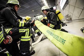 In zwölf Nächten üben Rheinbahn-Mitarbeiter und Feuerwehrleute in diesem Jahr das Vorgehen bei Bränden in einem Tunnel der Düsseldorfer U-Bahn. Rund 40 Einsatzkräfte sind derzeit Nacht für Nacht vor Ort. Foto: Melanie Zanin