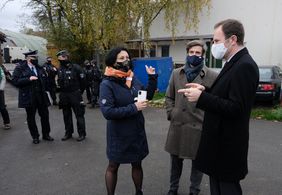 Beim Räumungstermin auf dem Schaustellergelände in Rath: Oberbürgermeister Stephan Keller, Ordnungsdezernent Christian Zaum und Baudezernentin Cornelia Zuschke (v.r.). Fotos: Michael Gstettenbauer