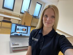 Brandmeisteranwärtin Larissa stand den Mädchen in der Videokonferenz Rede und Antwort. Fotos: Feuerwehr