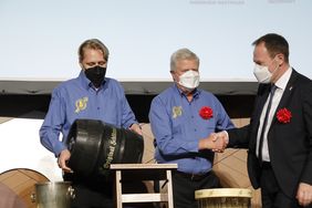OB Dr. Stephan Keller (r.) zusammen mit Karl-Heinz Gatzweiler (M.) und Markus Gatzweiler beim Fassanstich auf dem Düsseldorf-Abend in Tokio. 
