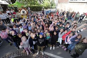 Ein buntes Programm bekamen die Kinder der Gemeinschaftsgrundschule Lennéstraße in Pempelfort am Montag, 22. September, bei der Abschlussveranstaltung des Zu-Fuß-zur-Schule-Tages geboten. © Landeshauptstadt Düsseldorf/David Young