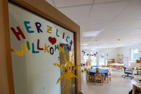 Mit dem Abschluss der Arbeiten sind zusätzlich zu den bereits vorhanden 83 Kita-Plätzen in vier Gruppen zwei weitere Gruppen für 34 Kita-Kinder entstanden, sodass jetzt insgesamt 117 Betreuungsplätze zur Verfügung stehen, © Landeshauptstadt Düsseldorf/Melanie Zanin