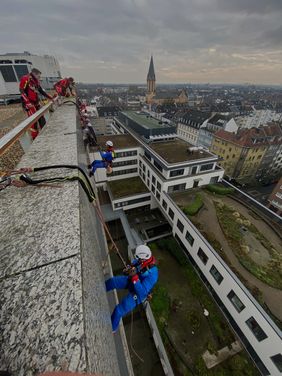 Professionell seilten sich die Höhenretter von den Klink-Fassaden ab - und vollführten dabei noch tolle Tricks, um die Kinder zu begeistern. Foto: Feuerwehr Düsseldorf