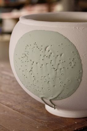 Young-Jae Lee, Vase mit Glasurauftrag, Steinzeug, Feldspatglasur, ungebrannt, Keramische Werkstatt Margaretenhöhe, Foto: Gstettenbauer